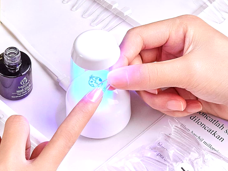 What does a UV nail light do