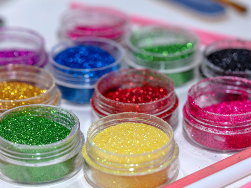 How do you use nail glitter powder